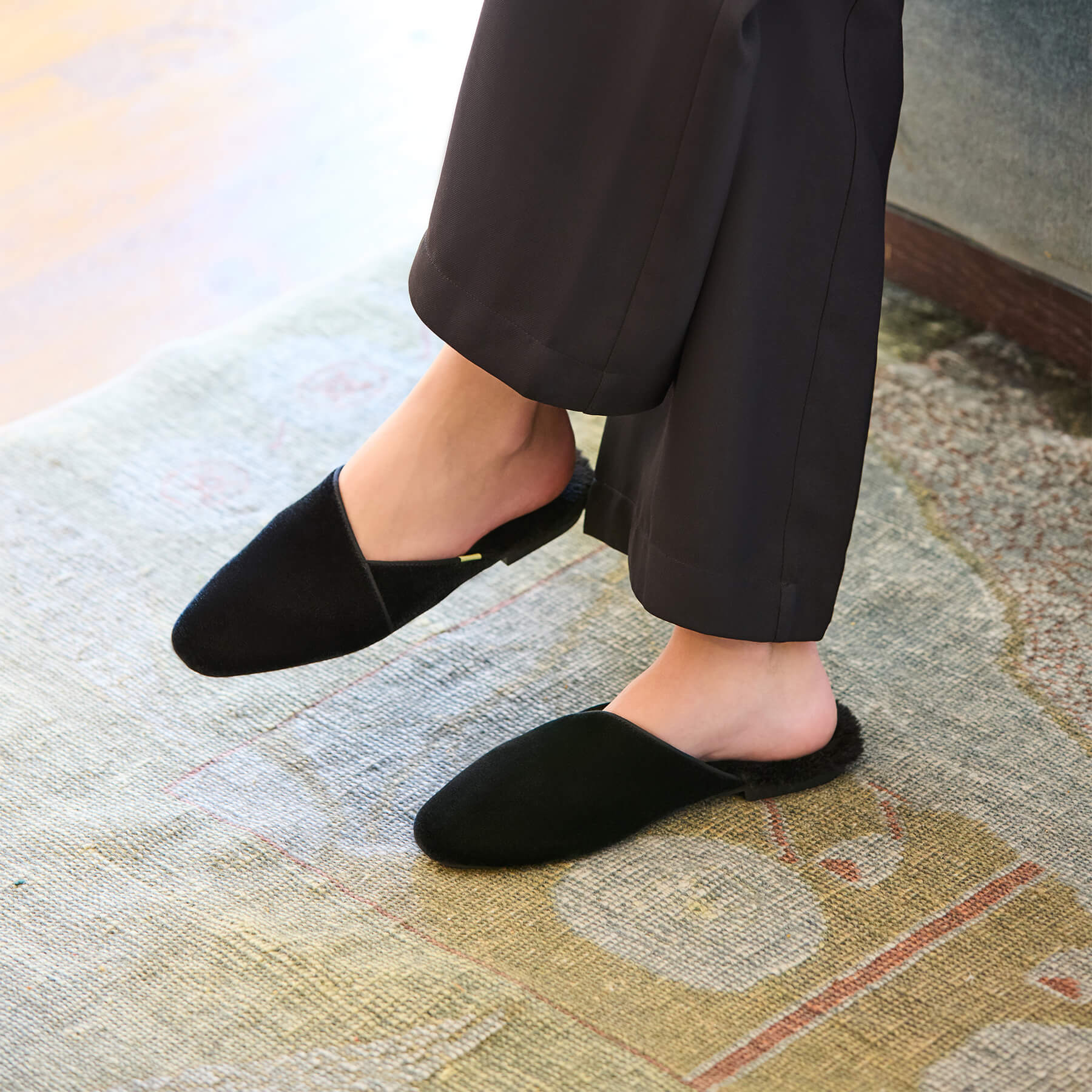  Luvons Devon Luxe Memory Foam Slippers - Black - Bonton