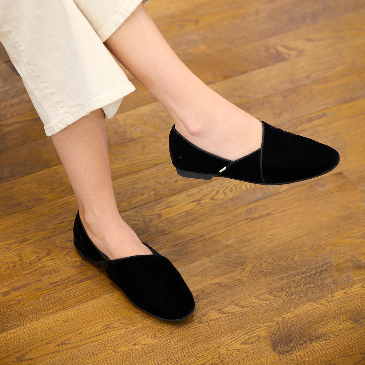  Luvons Francesca Soft Velvet Slippers - Black - Bonton