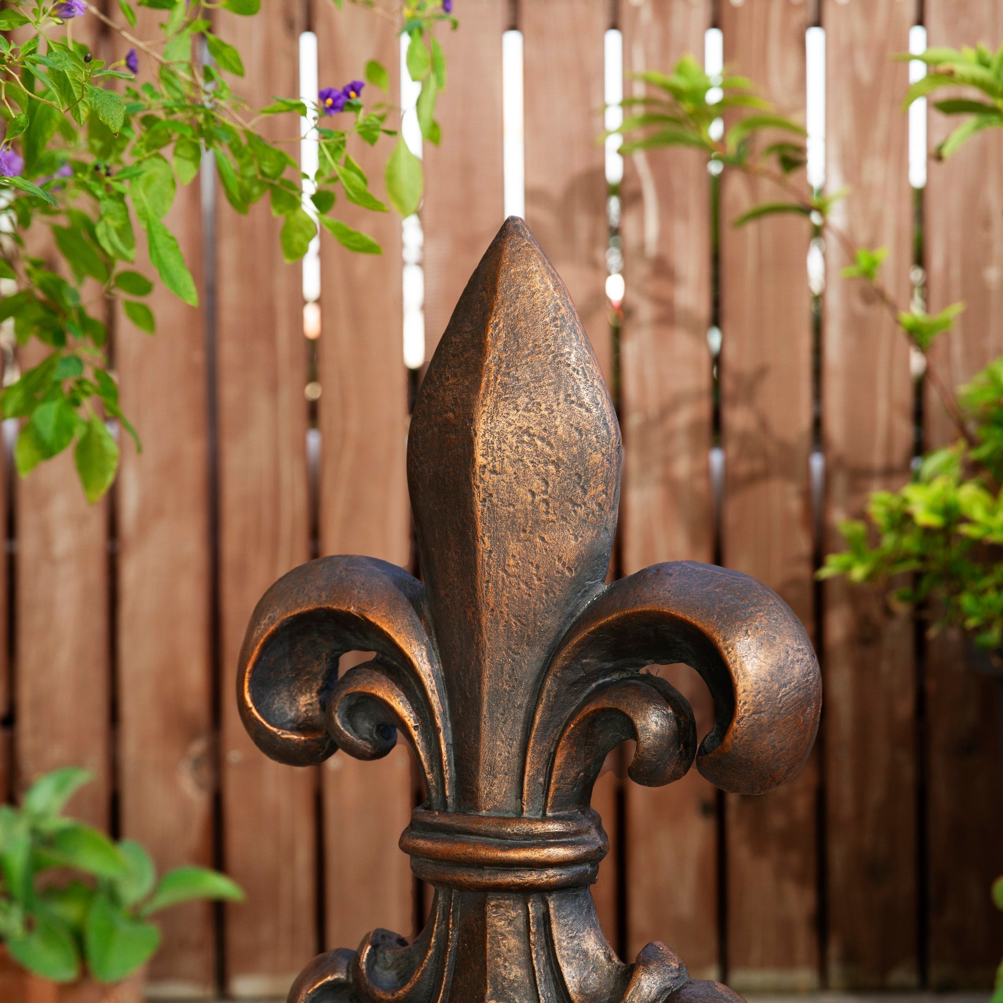  Glitzhome Bronze Standing Fleur De Lis Garden Statue - Bronze - Bonton