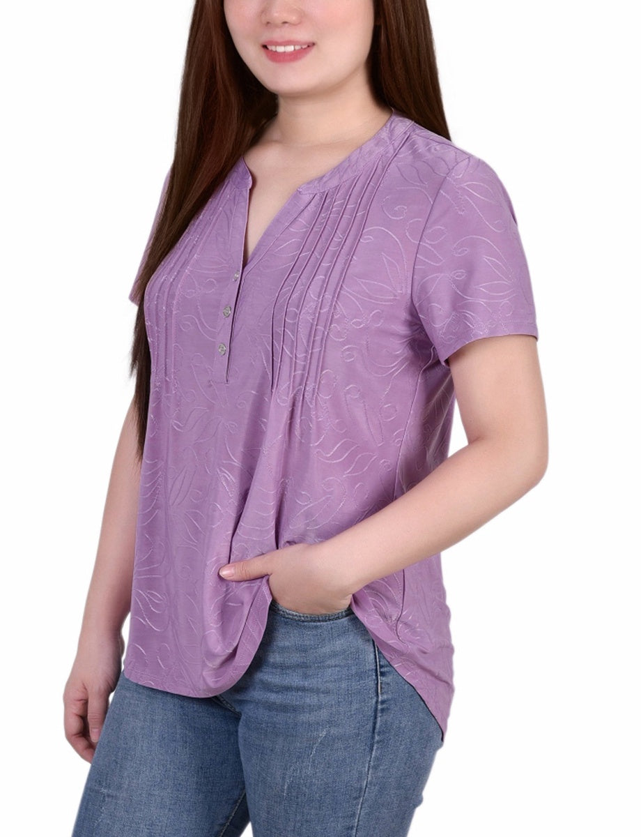  NY Collection Petite Short Sleeve Y Neck Jacquard Knit Top - Lilas - Bonton