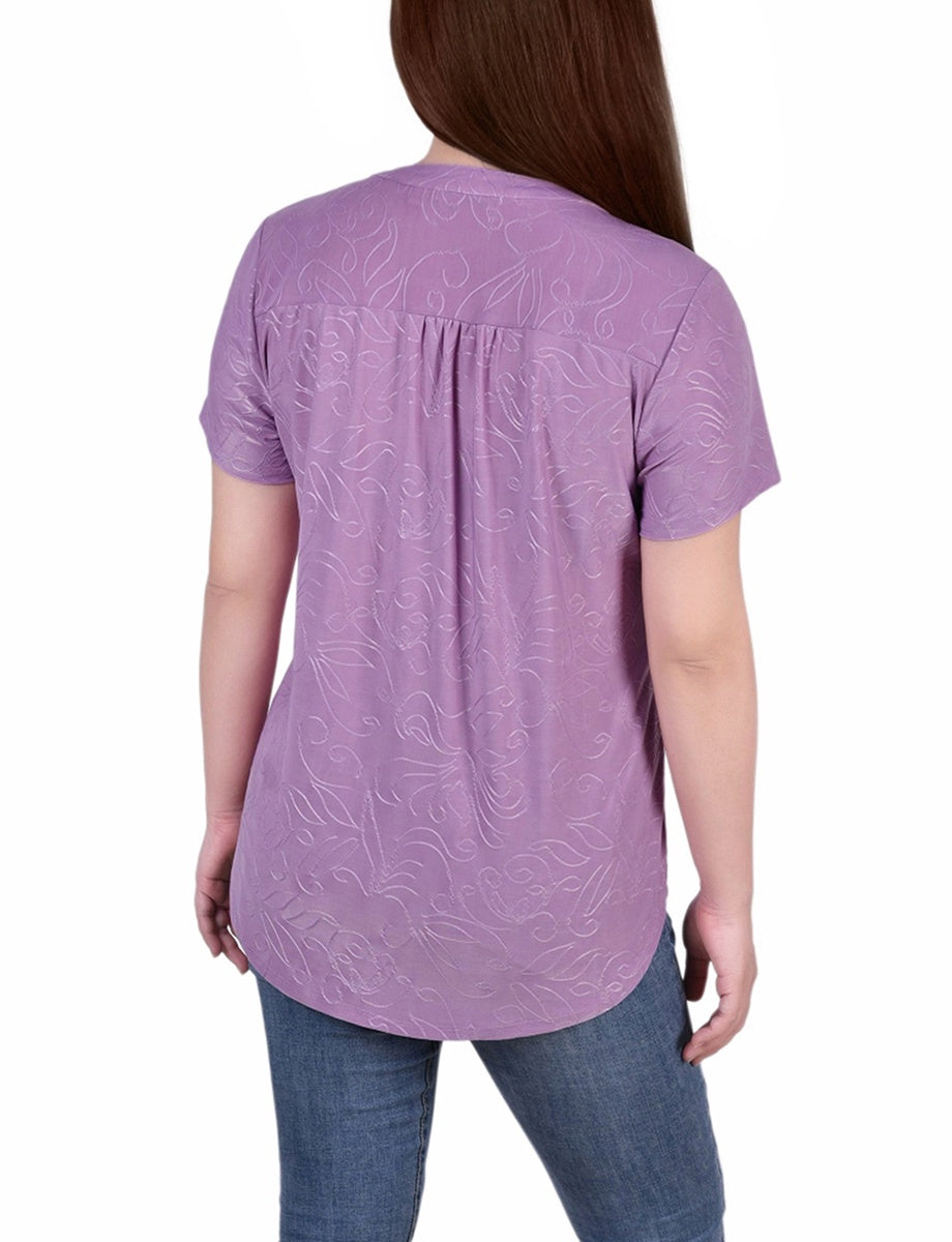  NY Collection Petite Short Sleeve Y Neck Jacquard Knit Top - Lilas - Bonton