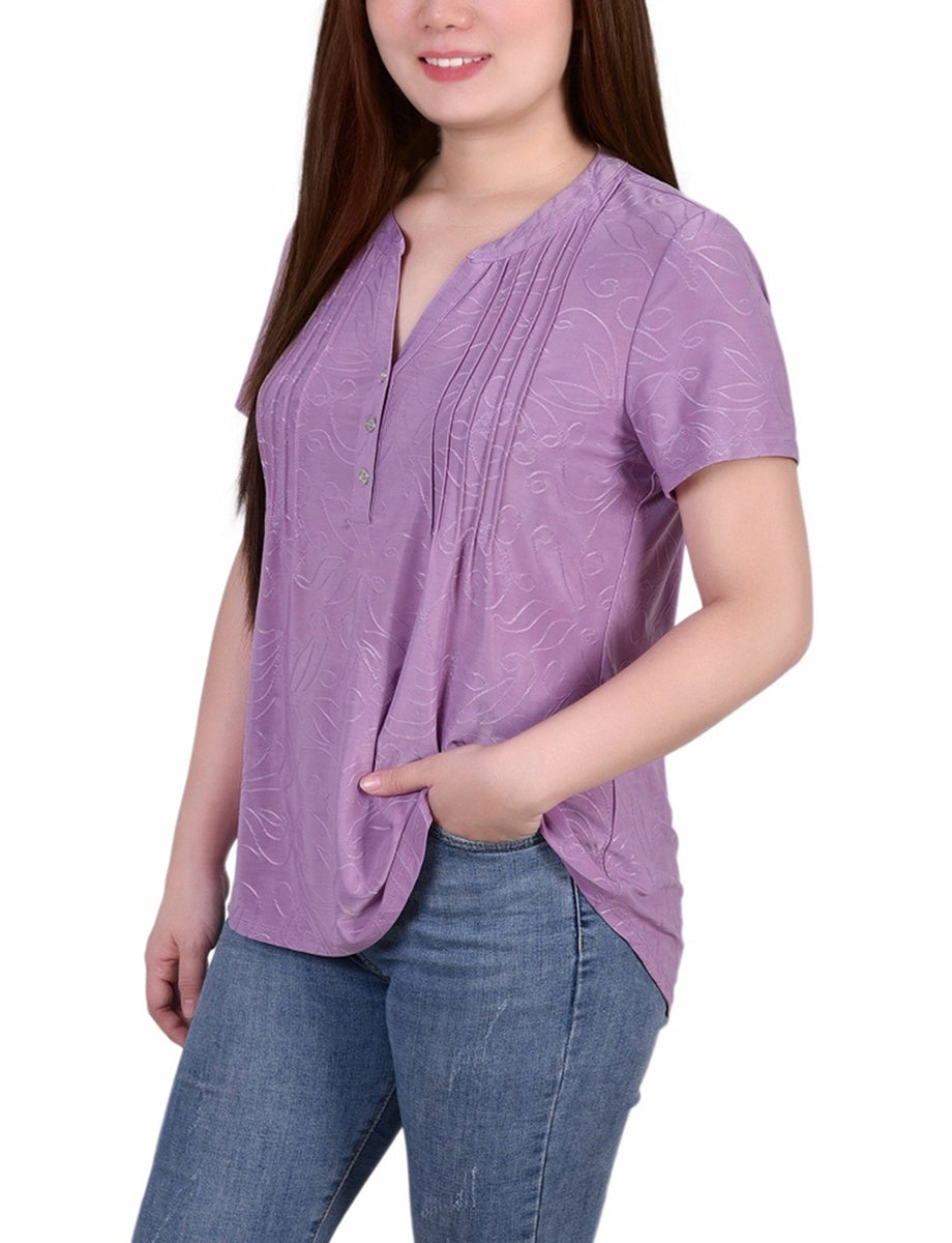  NY Collection Petite Short Sleeve Y Neck Jacquard Knit Top - Lilas - Bonton