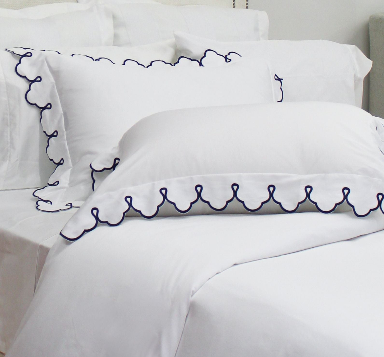  Belle Epoque Scalloped Embroidered Duvet Set - White - Bonton