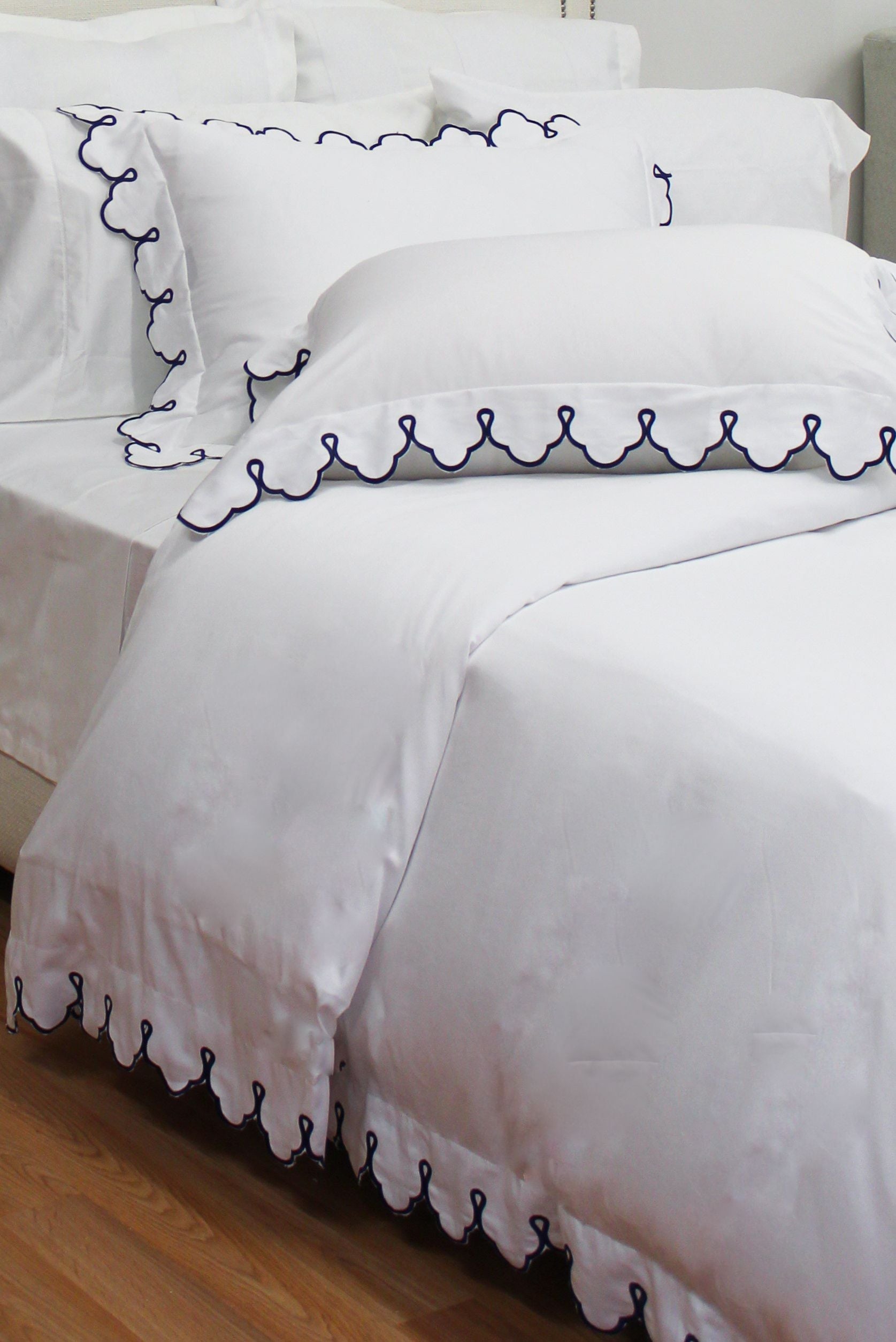  Belle Epoque Scalloped Embroidered Duvet Set - White/Navy - Bonton