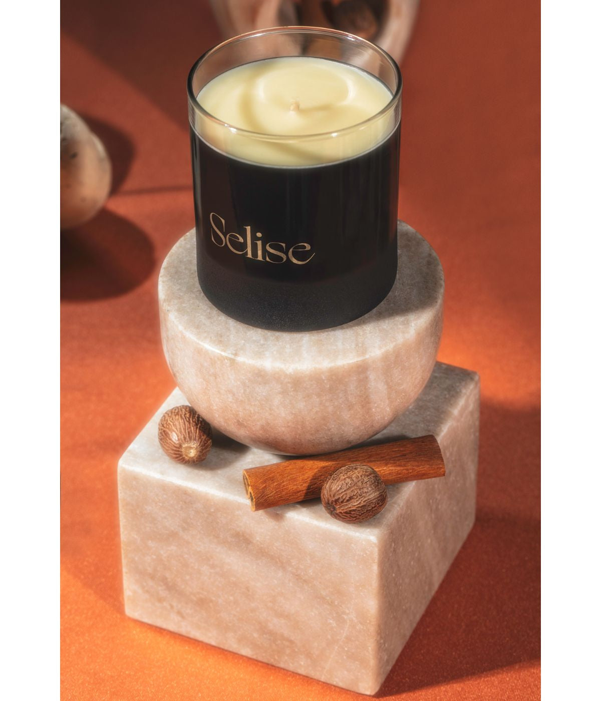  Selise Canela Cinnamon Frankincense Nutmeg Cedarwood Scented Candle - Black - Bonton