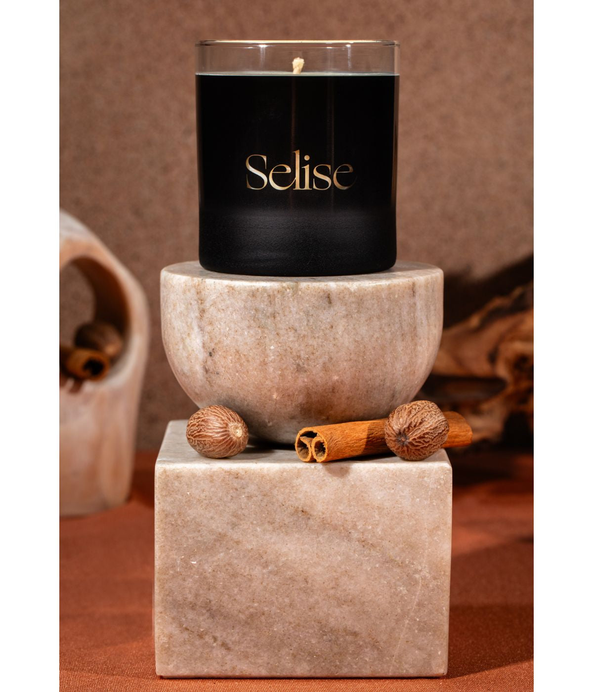  Selise Canela Cinnamon Frankincense Nutmeg Cedarwood Scented Candle - Black - Bonton