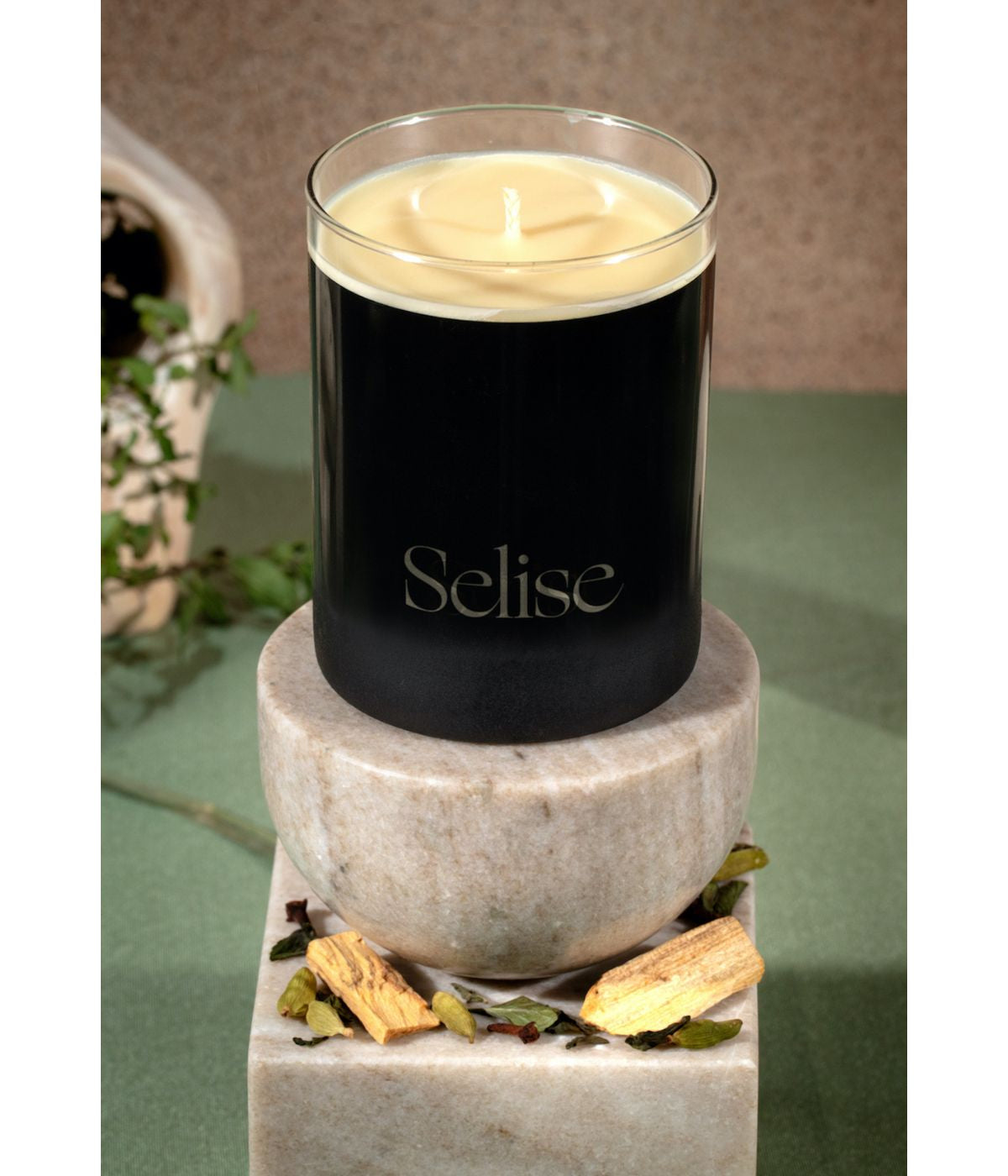  Selise Palomento Palo Santo Peppermint Lemongrass Cardamom Vetiver Cedarwood Clove Scented Candle - Black - Bonton