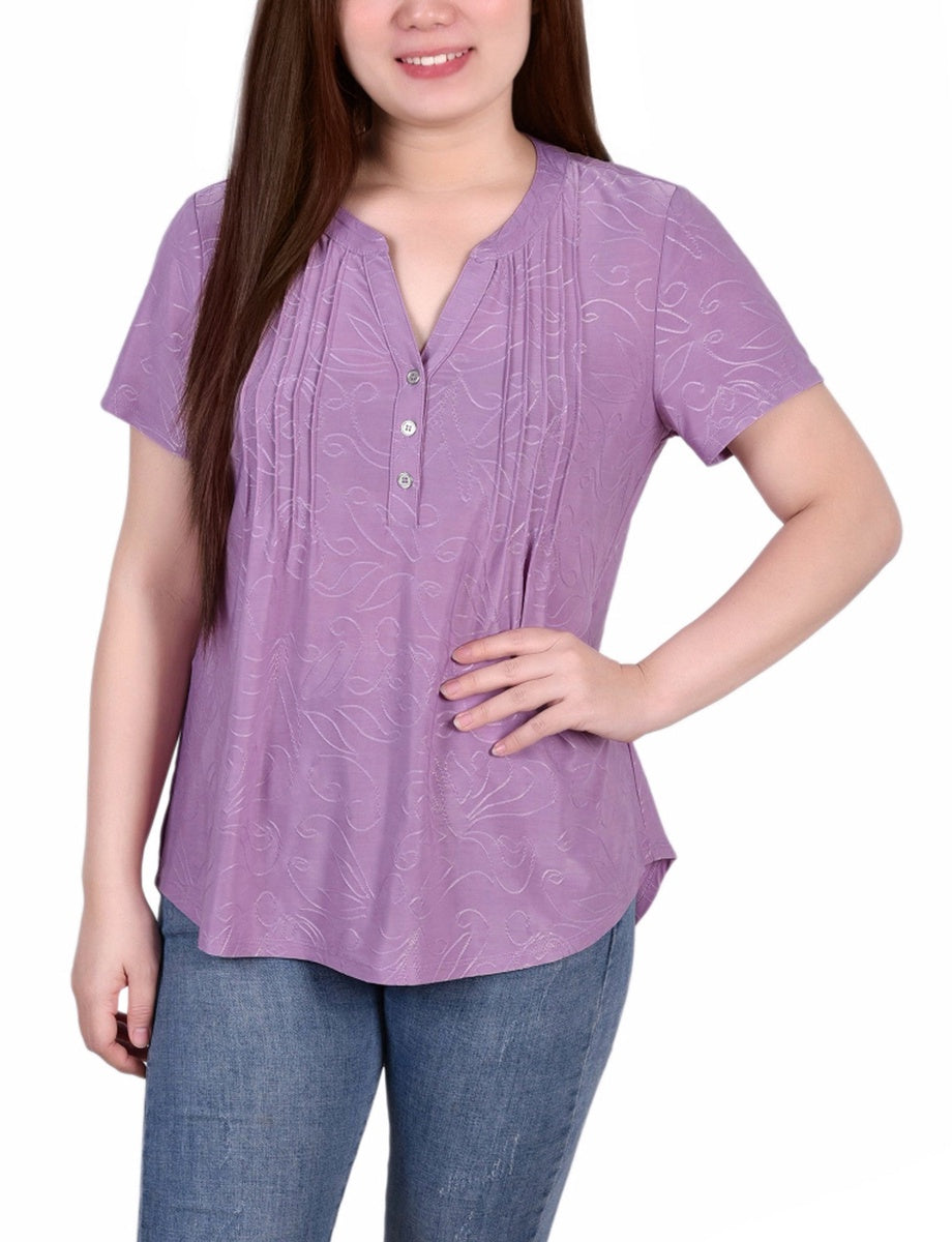  NY Collection Petite Short Sleeve Y Neck Jacquard Knit Top - Lilas - Bonton