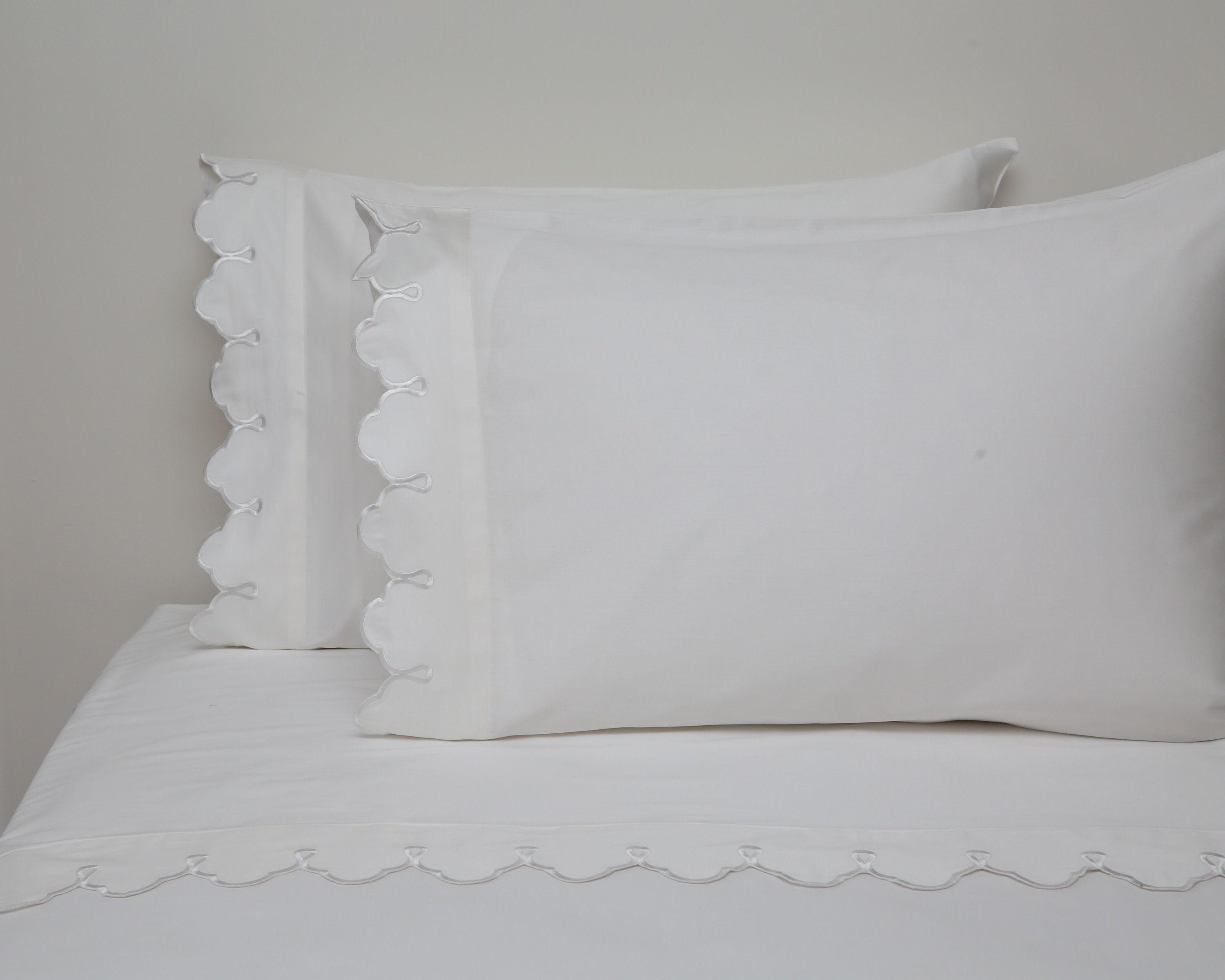  Belle Epoque Scalloped Embroidered Duvet Set - White/Navy - Bonton