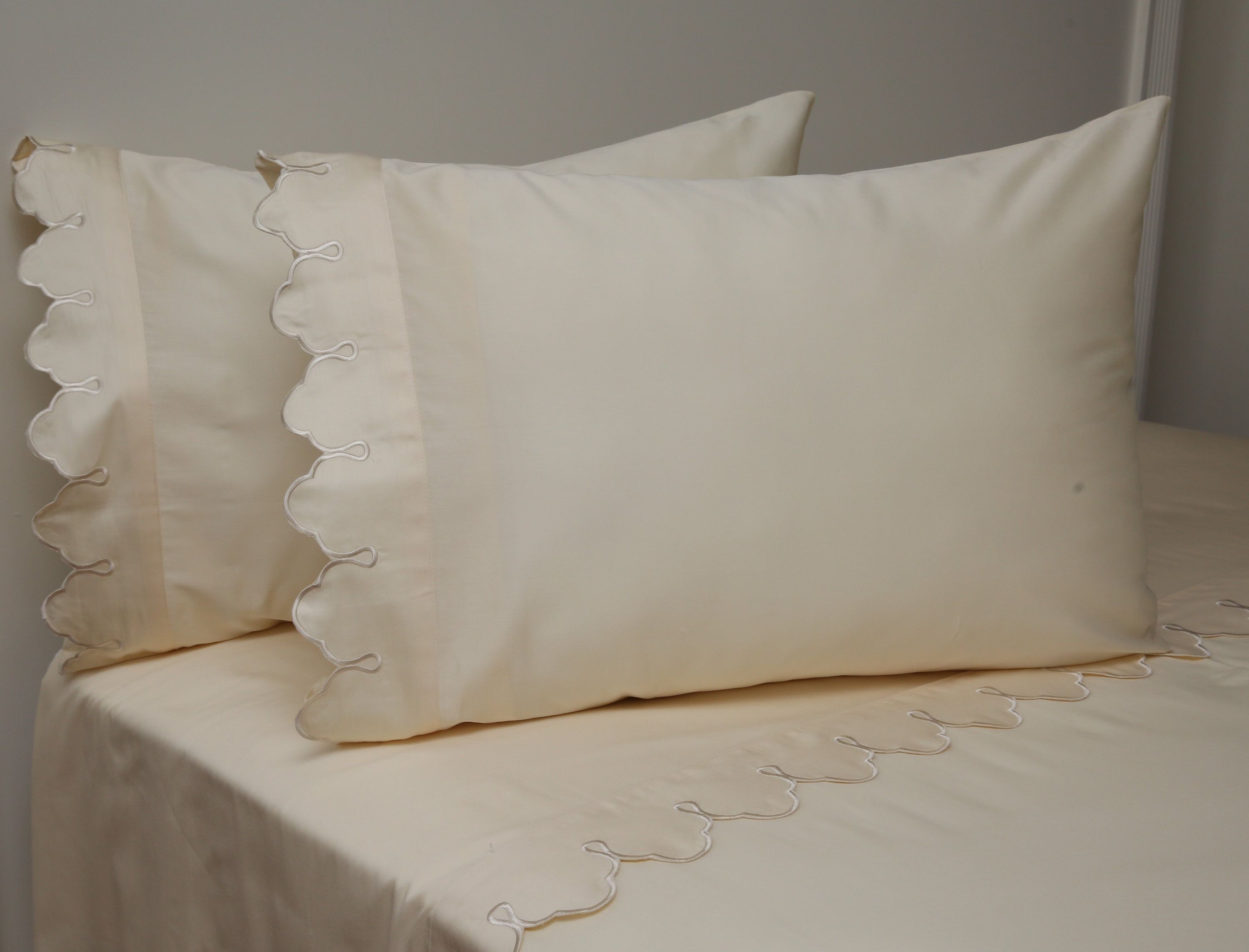  Belle Epoque Queen Scalloped Embroidered Sheet Set - Cream - Bonton