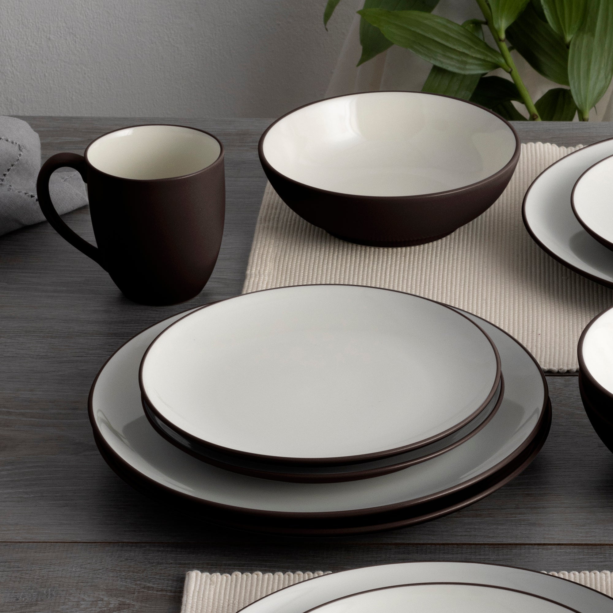  Noritake Colorwave 16-Piece Coupe Dinnerware Set, Service for 4 - Chocolate - Bonton