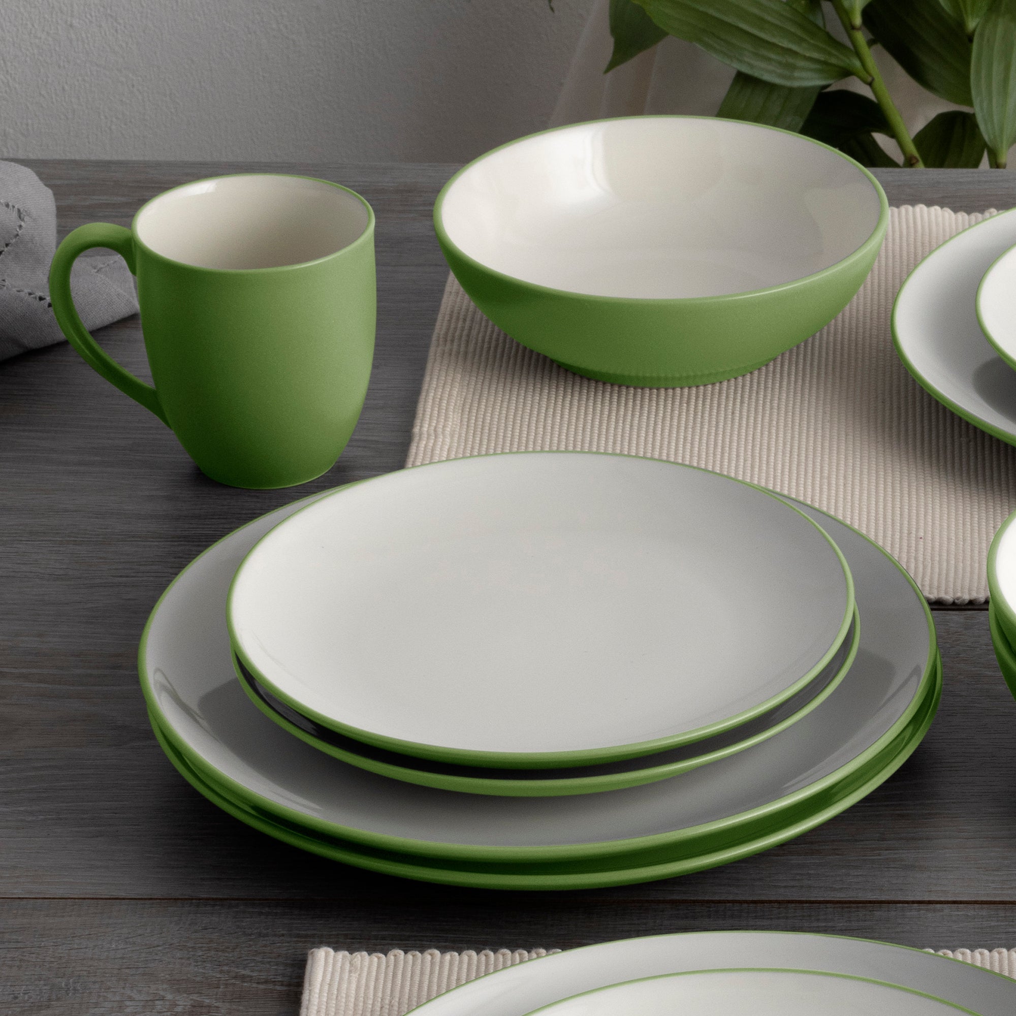  Noritake Colorwave 16-Piece Coupe Dinnerware Set, Service for 4 - Apple - Bonton