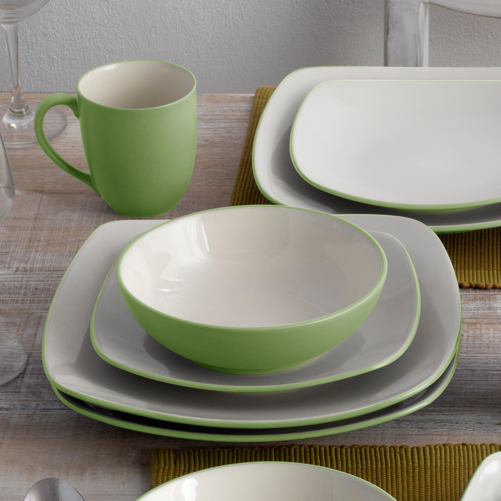  Noritake Colorwave 16-Piece Square Dinnerware Set, Service for 4 - Apple - Bonton