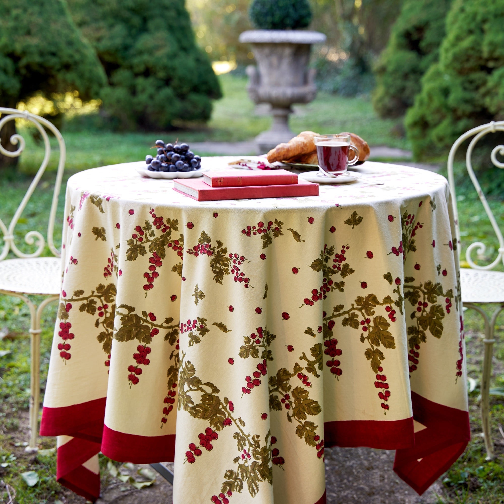  Couleur Nature Gooseberry Red/Green Tablecloth - Red/Green - Bonton