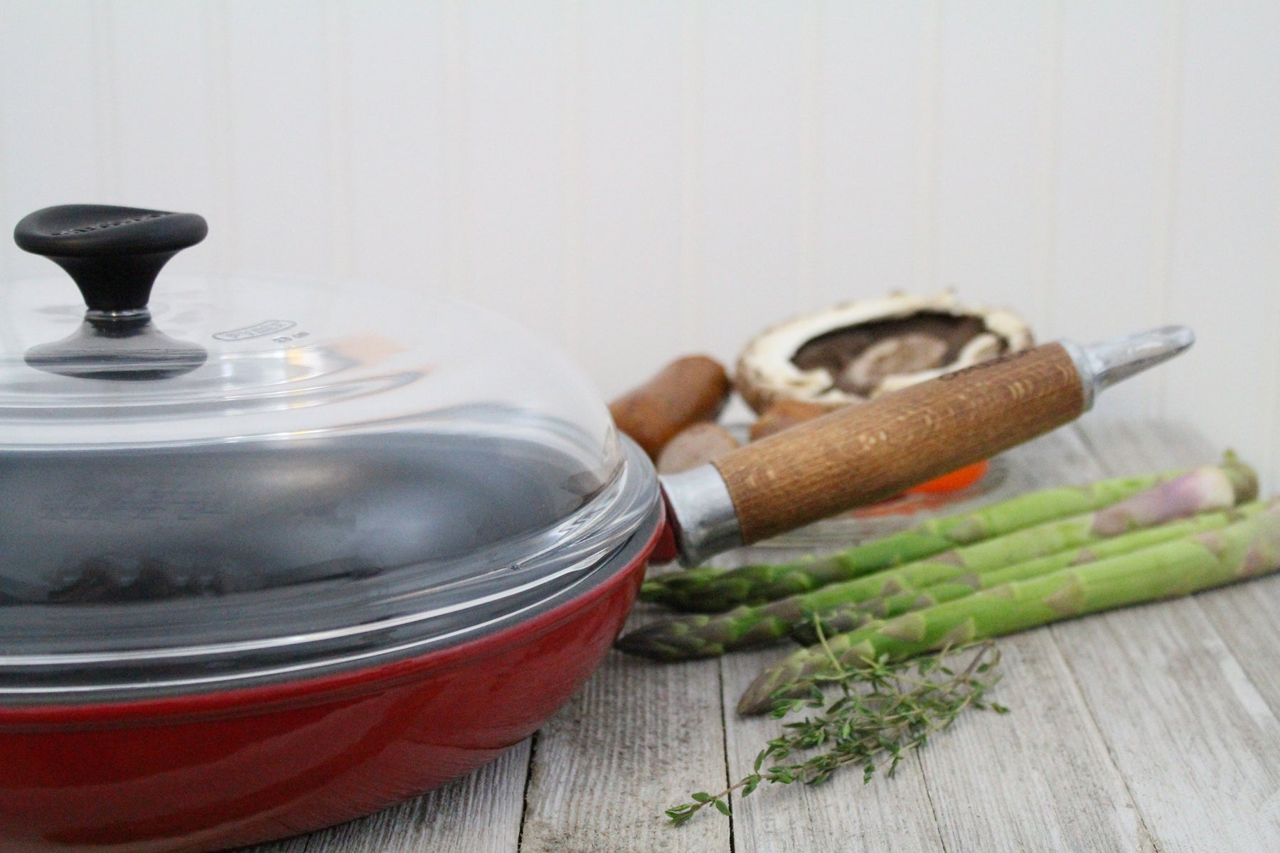  Chasseur French Enameled Cast Iron Fry Pan With Wood Handle and Glass Lid, 11-Inch, Red - Default Title - Bonton
