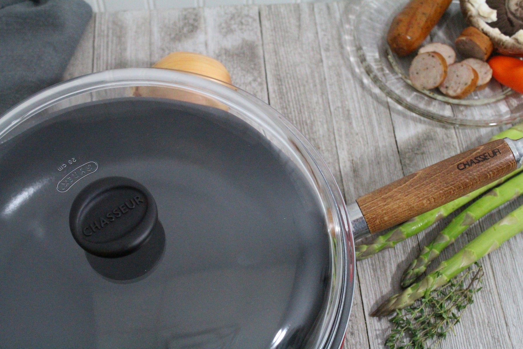  Chasseur French Enameled Cast Iron Fry Pan With Wood Handle and Glass Lid, 11-Inch, Red - Default Title - Bonton