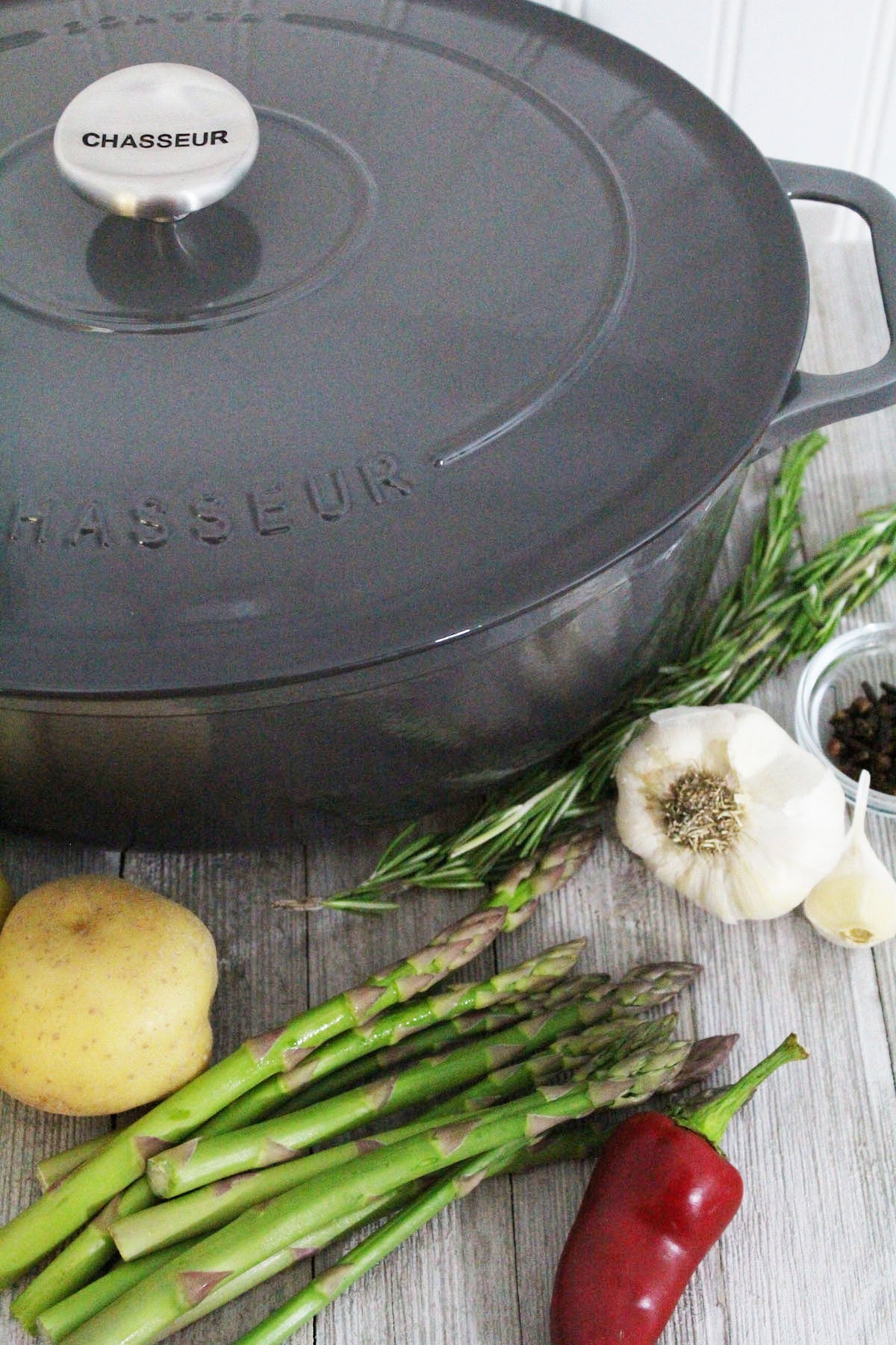  Chasseur French Enameled Cast Iron Oval Dutch Oven, 6-Quart, Caviar Grey - Default Title - Bonton