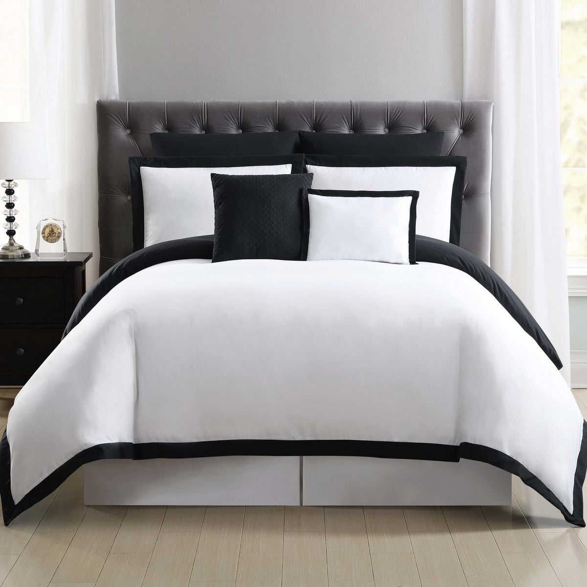  Truly Soft Hotel Duvet Set White/Black - White and Black - Bonton