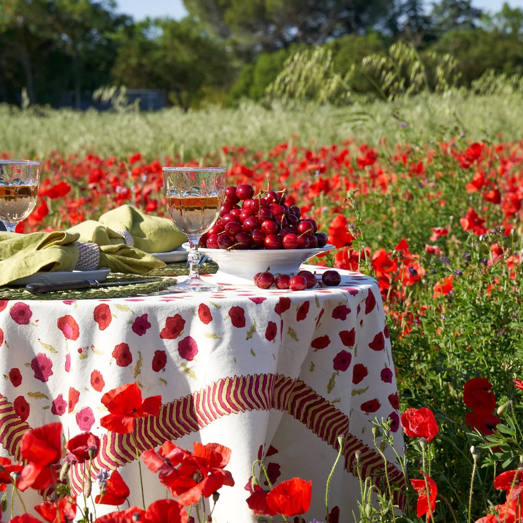  Couleur Nature Poppies Red/Green Tablecloth - Red/Green - Bonton