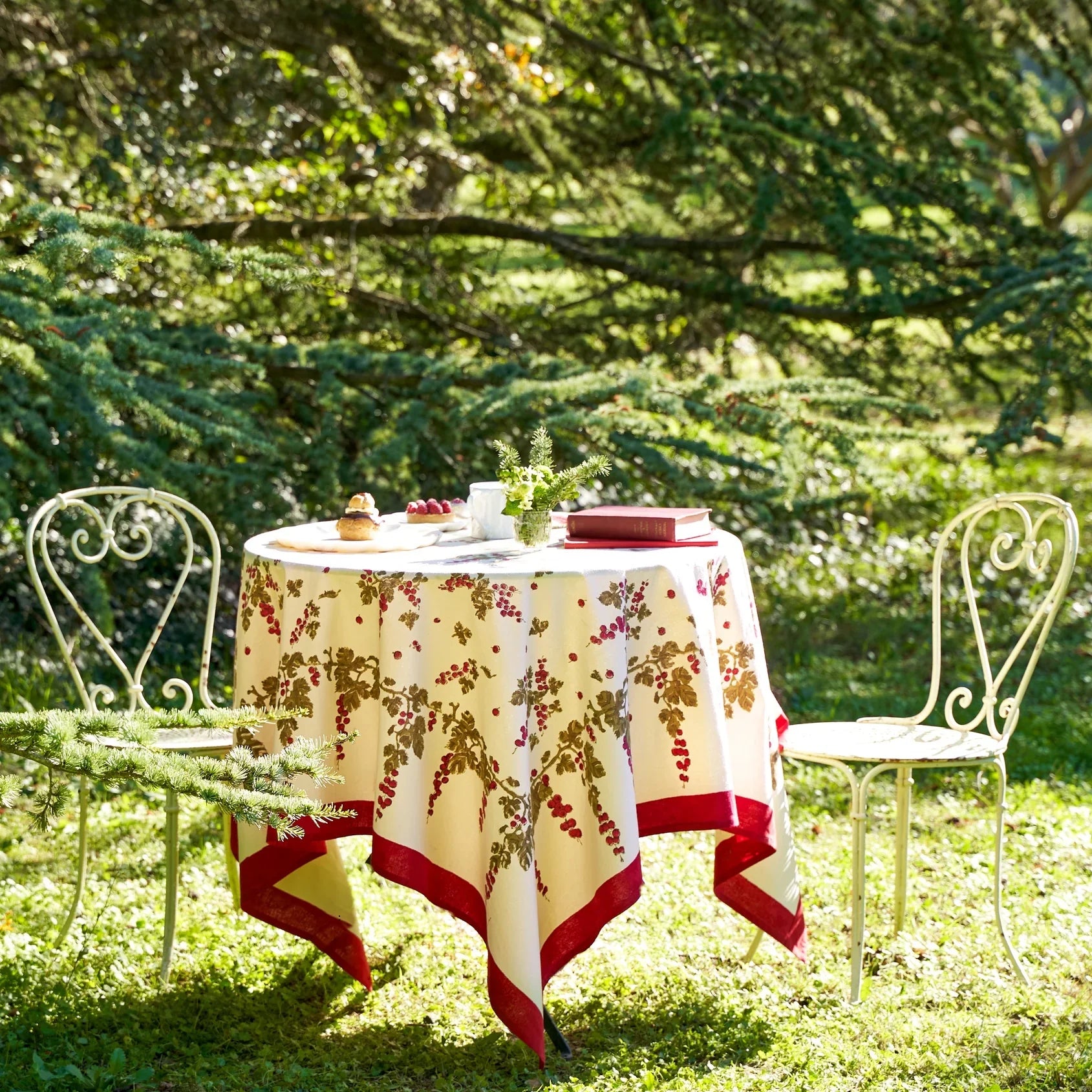  Couleur Nature Gooseberry Red/Green Tablecloth - Red/Green - Bonton