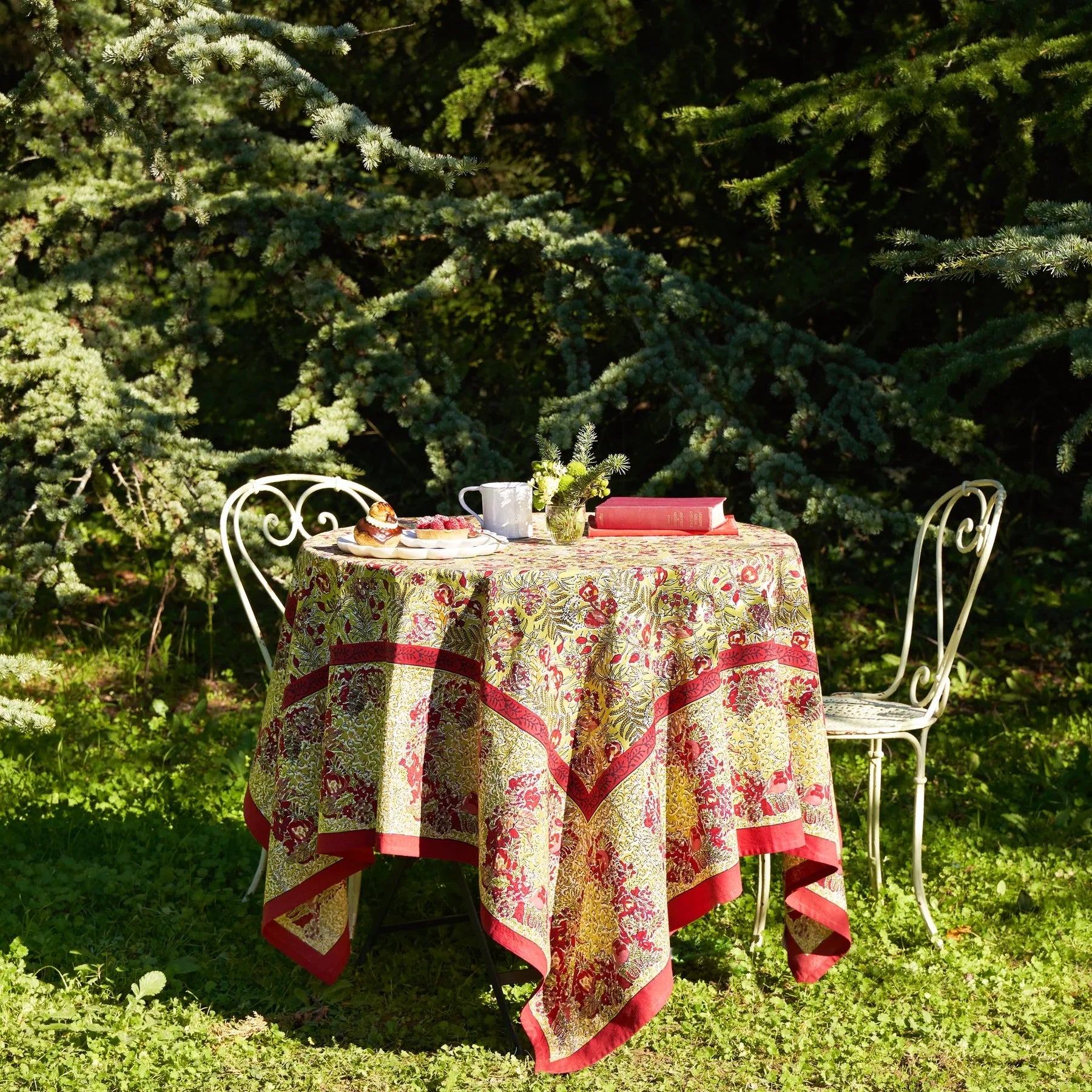  Couleur Nature Winter Garden Red/Green Tablecloth - Red/Green - Bonton