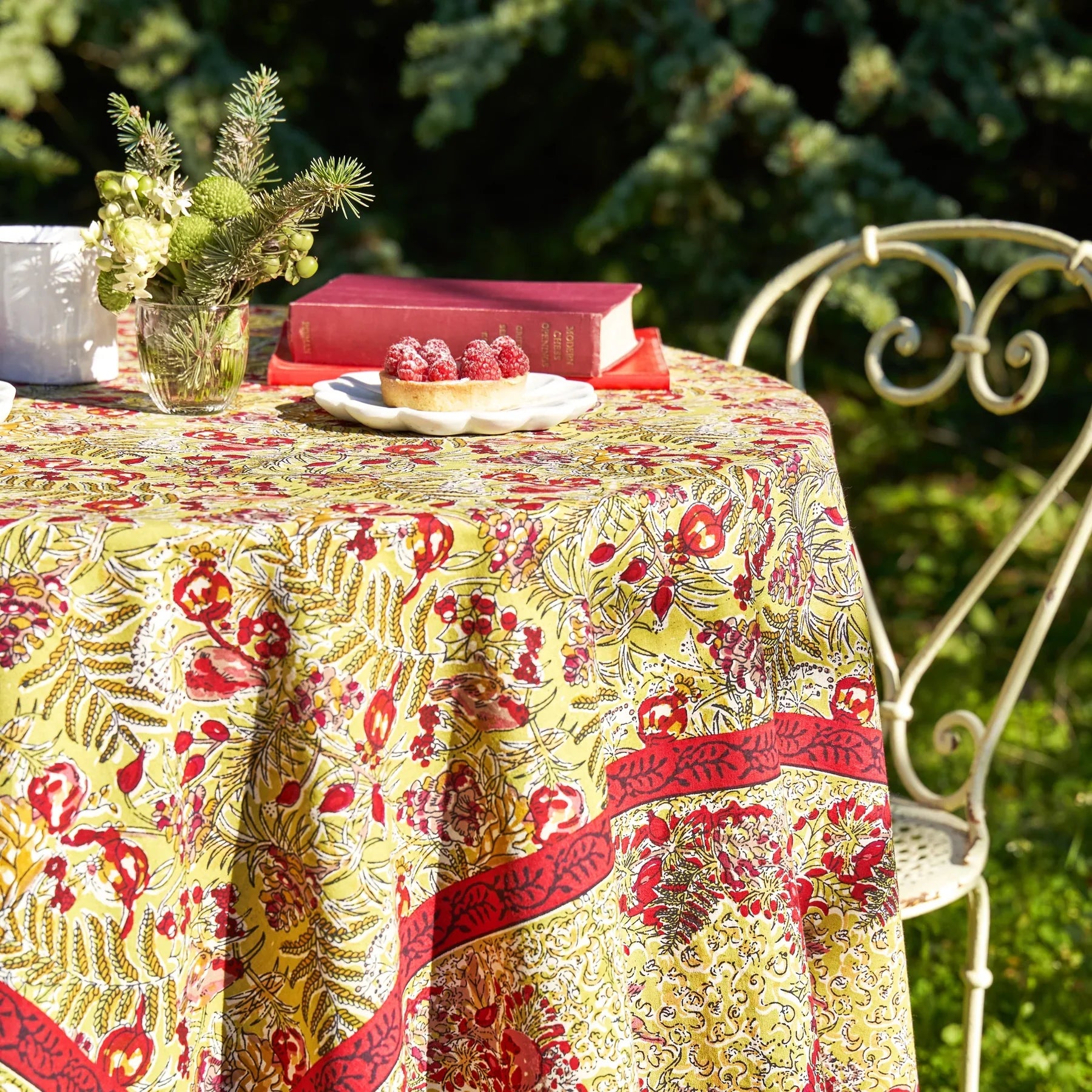  Couleur Nature Winter Garden Red/Green Tablecloth - Red/Green - Bonton