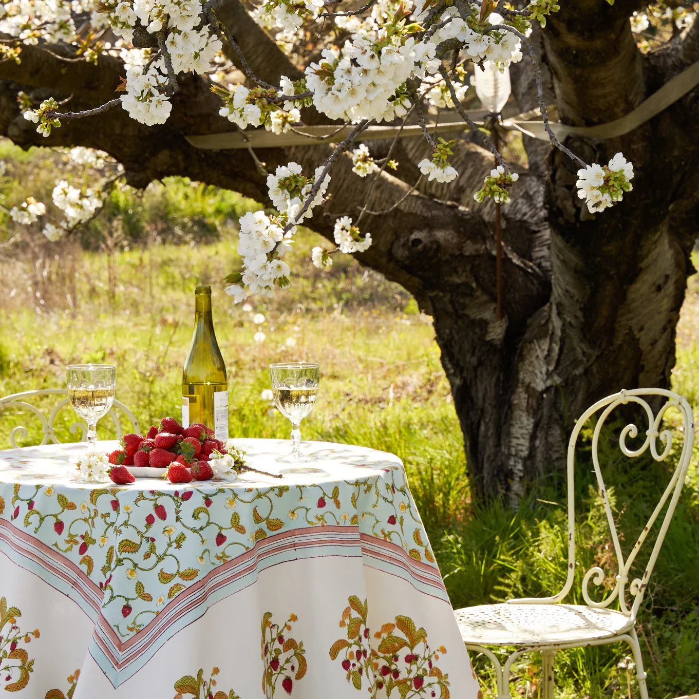  Couleur Nature Strawberry Blue Tablecloth - Blue - Bonton