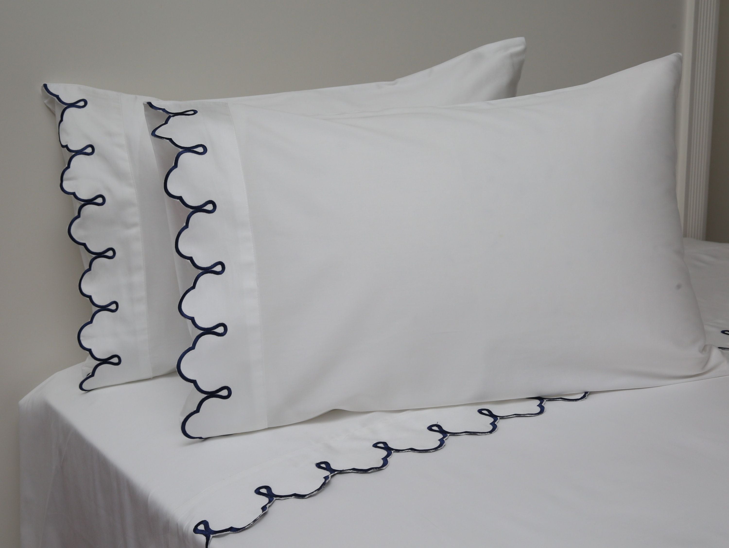  Belle Epoque Scalloped Embroidered Sheet Set - White/Navy - Bonton