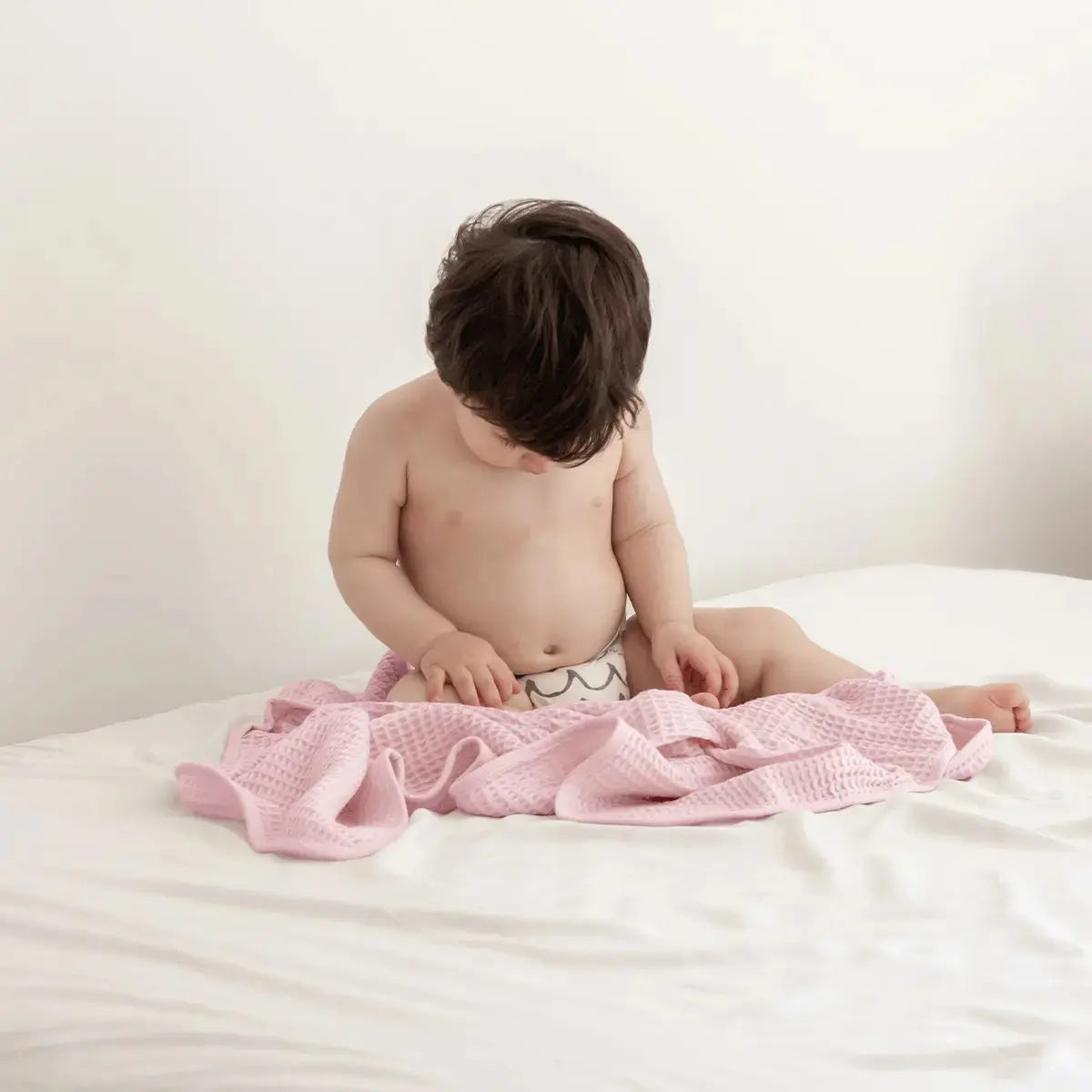  ettitude Bamboo Waffle Hooded Baby Towel by ettitude - Cloud - Bonton