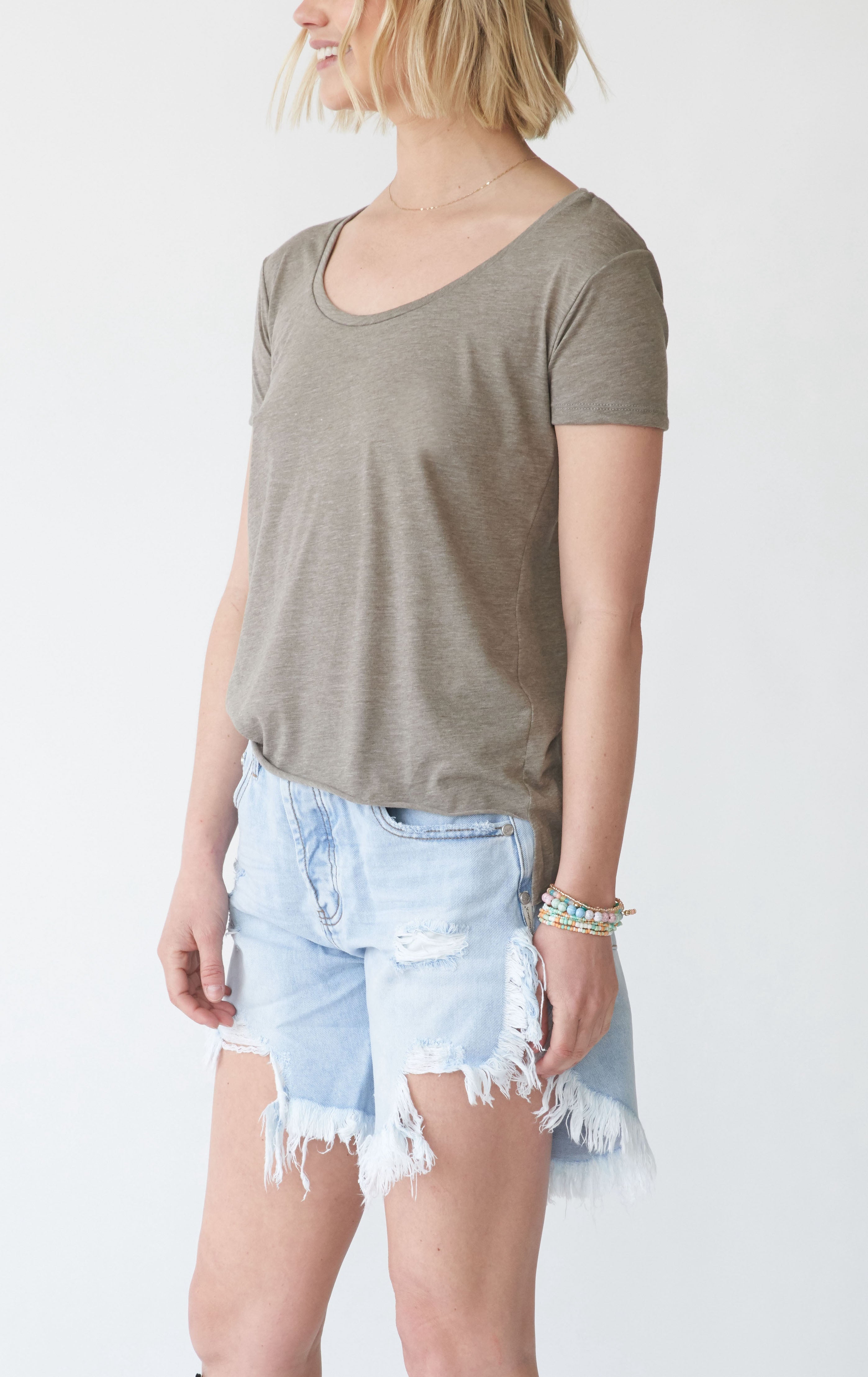  EB Earth Body Teak Scoop Neck High-Low T-Shirt - Latte - Bonton