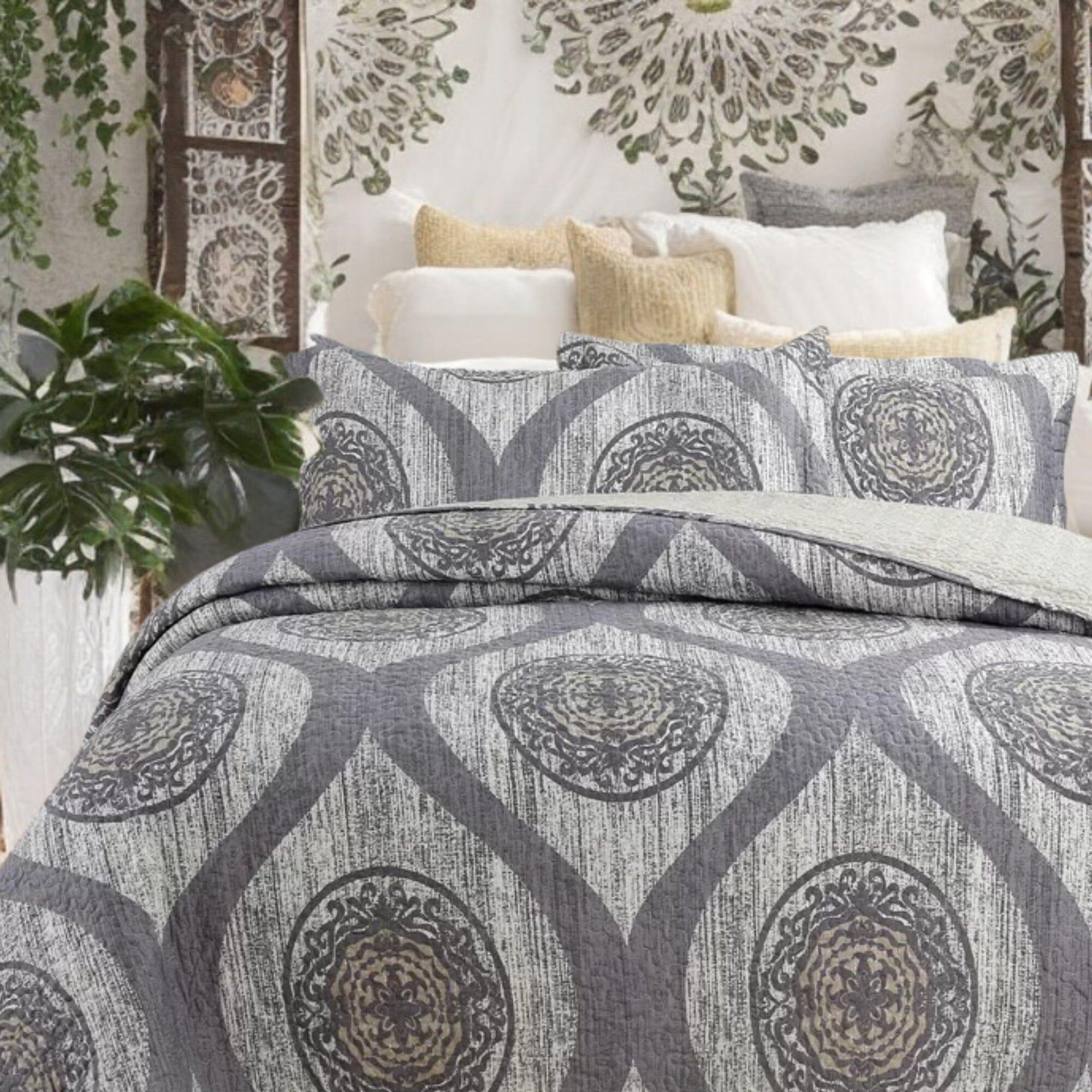  DaDa Bedding Collection DaDa Bedding Rustic Grey Mosaic Distressed Medallion Reversible Quilted Bedspread Set (SD16299) by DaDa Bedding Collection - Twin - Bonton