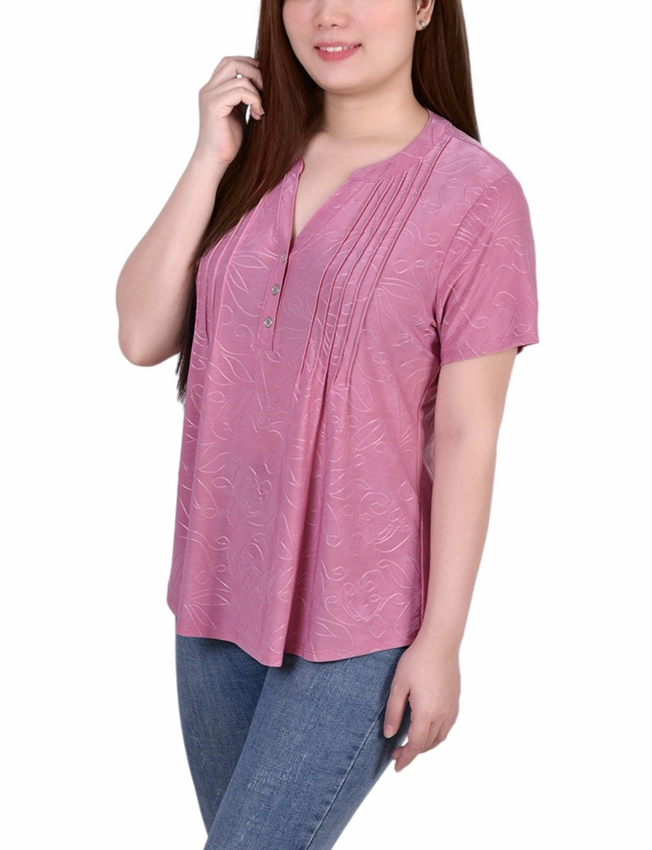  NY Collection Petite Short Sleeve Y Neck Jacquard Knit Top - Lilas - Bonton