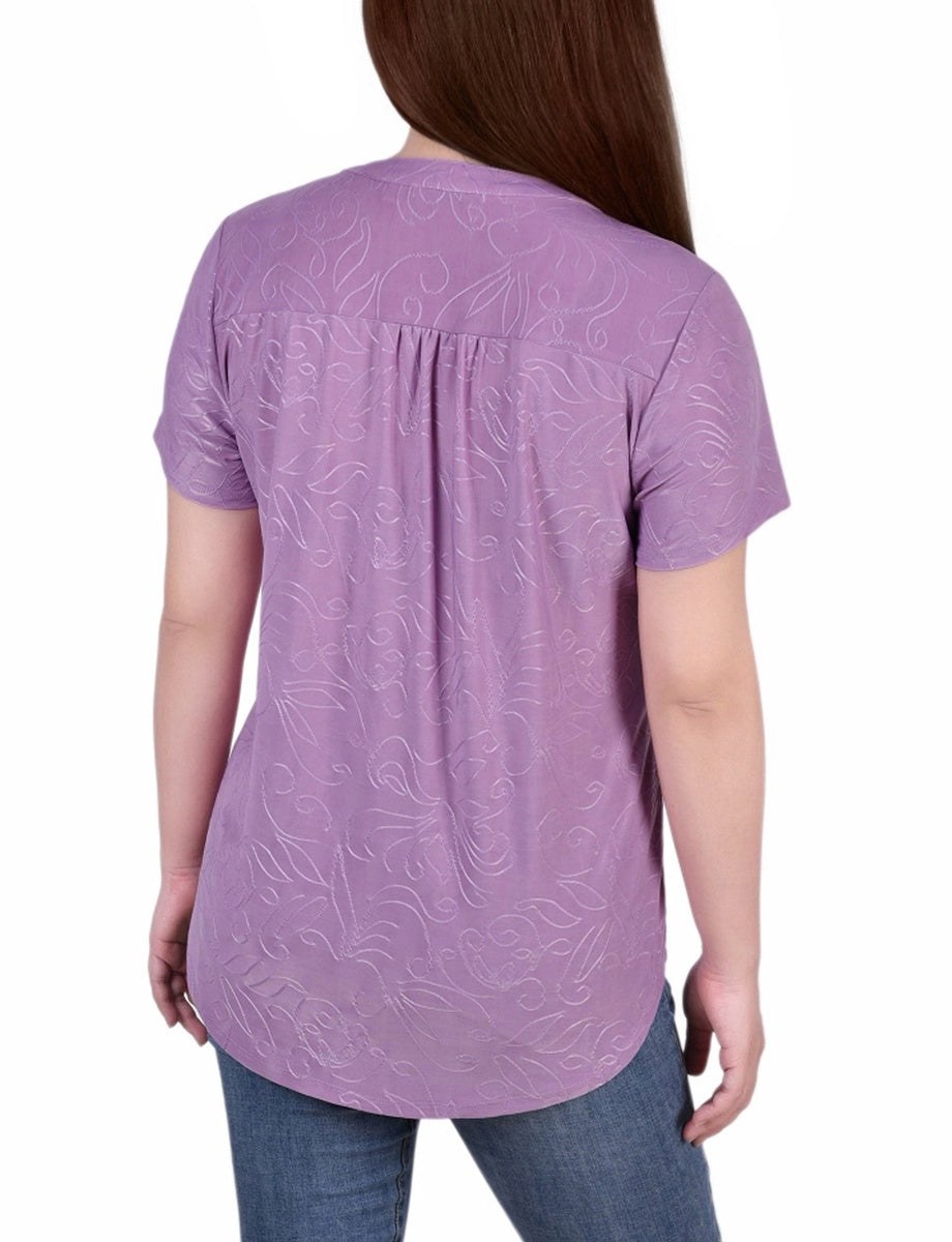  NY Collection Petite Short Sleeve Y Neck Jacquard Knit Top - Lilas - Bonton