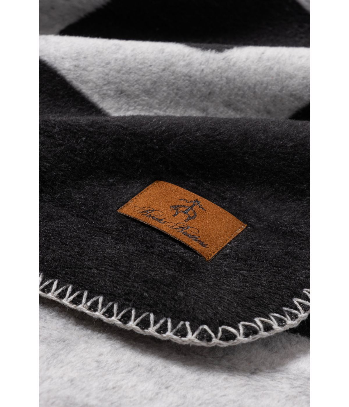  Brooks Brothers Geo Border Throw Black - Black - Bonton