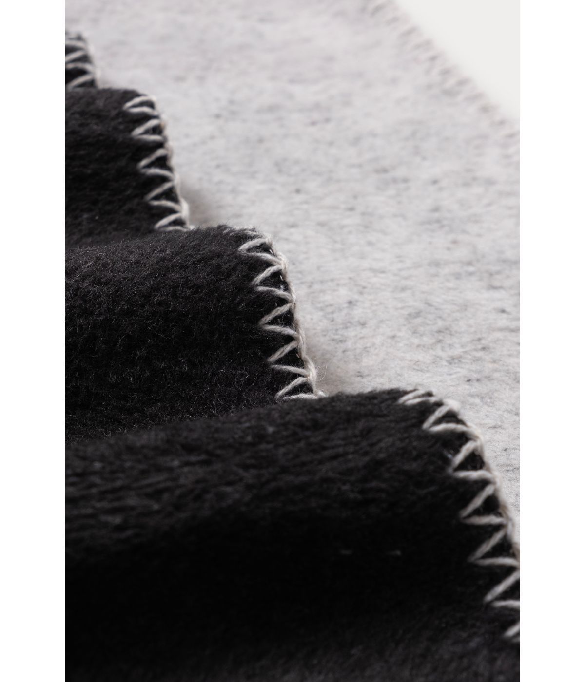  Brooks Brothers Geo Border Throw Black - Black - Bonton