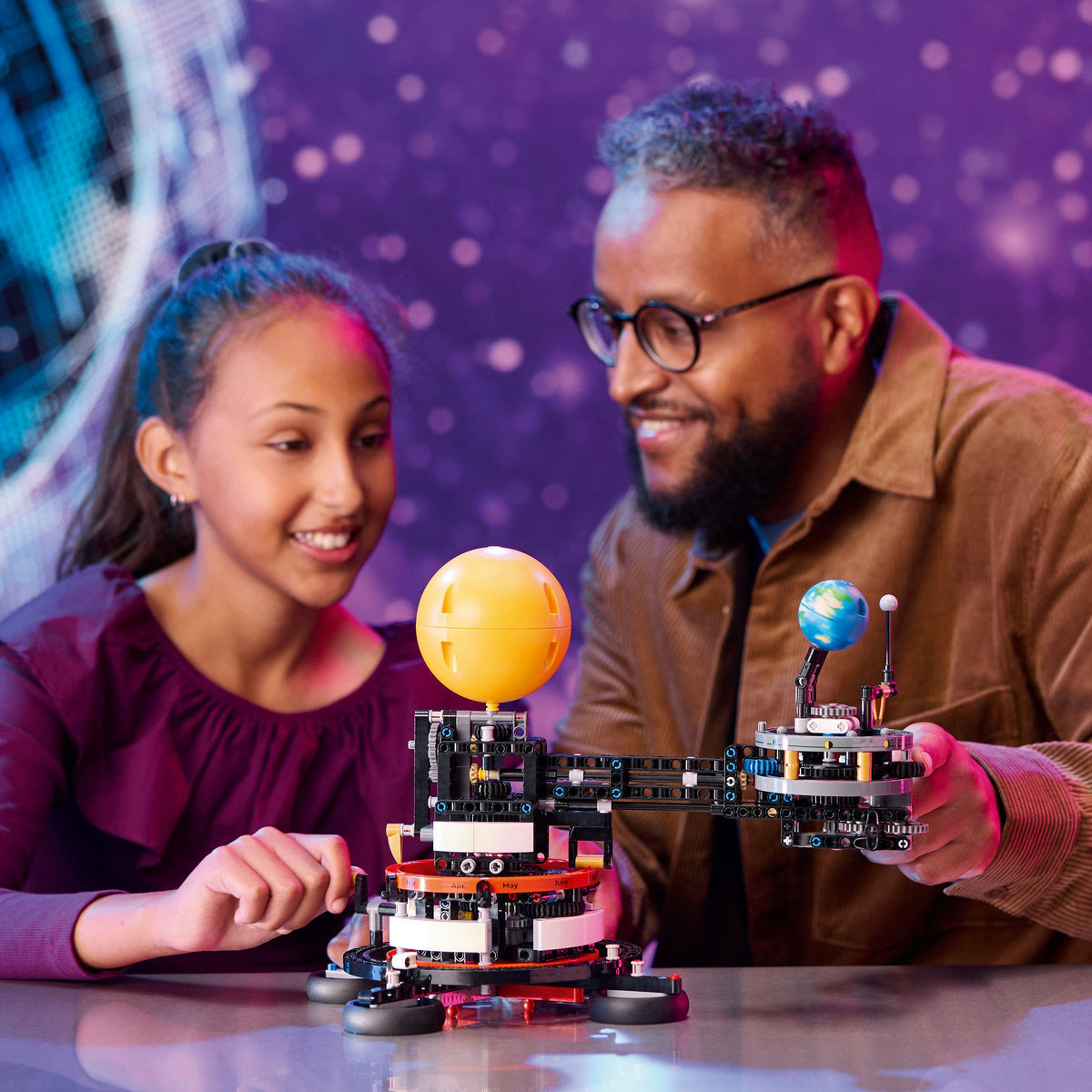  LEGO LEGO® Technic™ Planet Earth and Moon in Orbit 42179 - Space - Bonton