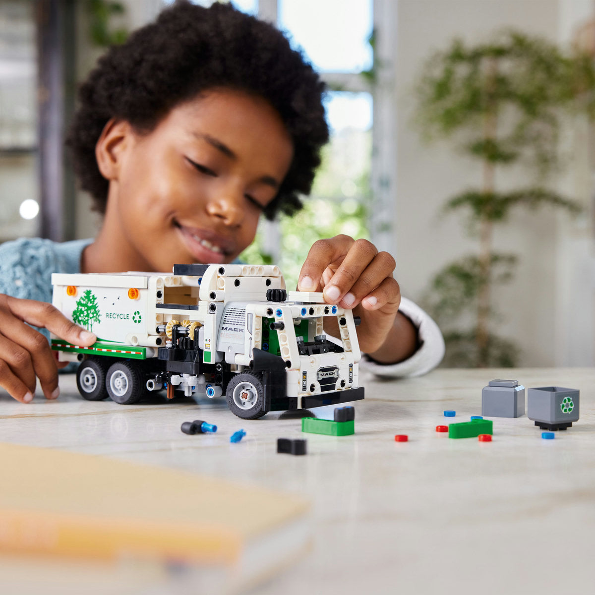  LEGO LEGO® Technic™ Mack® LR Electric Garbage Truck 42167 - Technic - Bonton