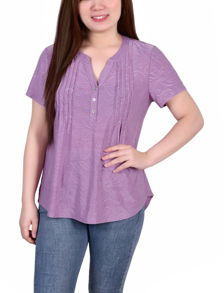  NY Collection Petite Short Sleeve Y Neck Jacquard Knit Top - Lilas - Bonton