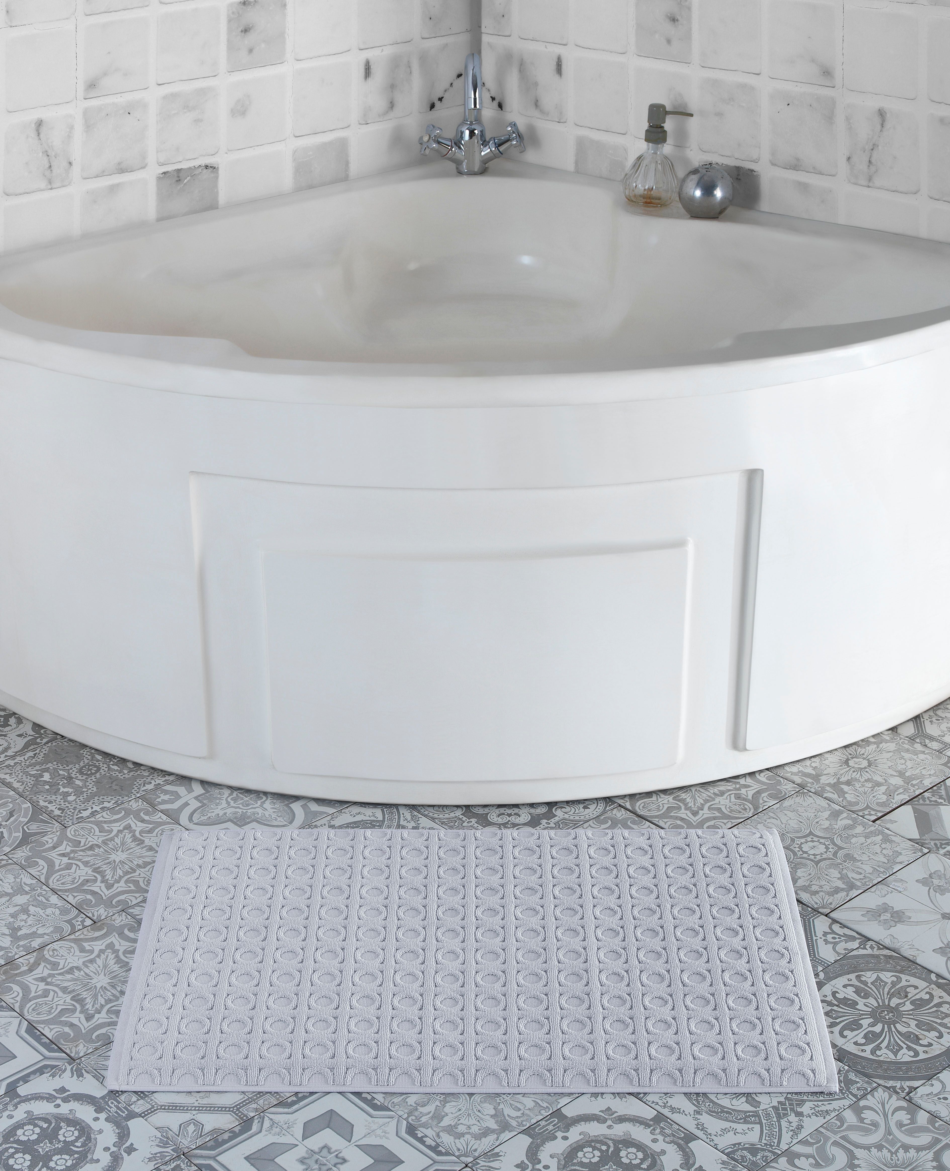  Brooks Brothers Circle in Square Bath Mat - White - Bonton