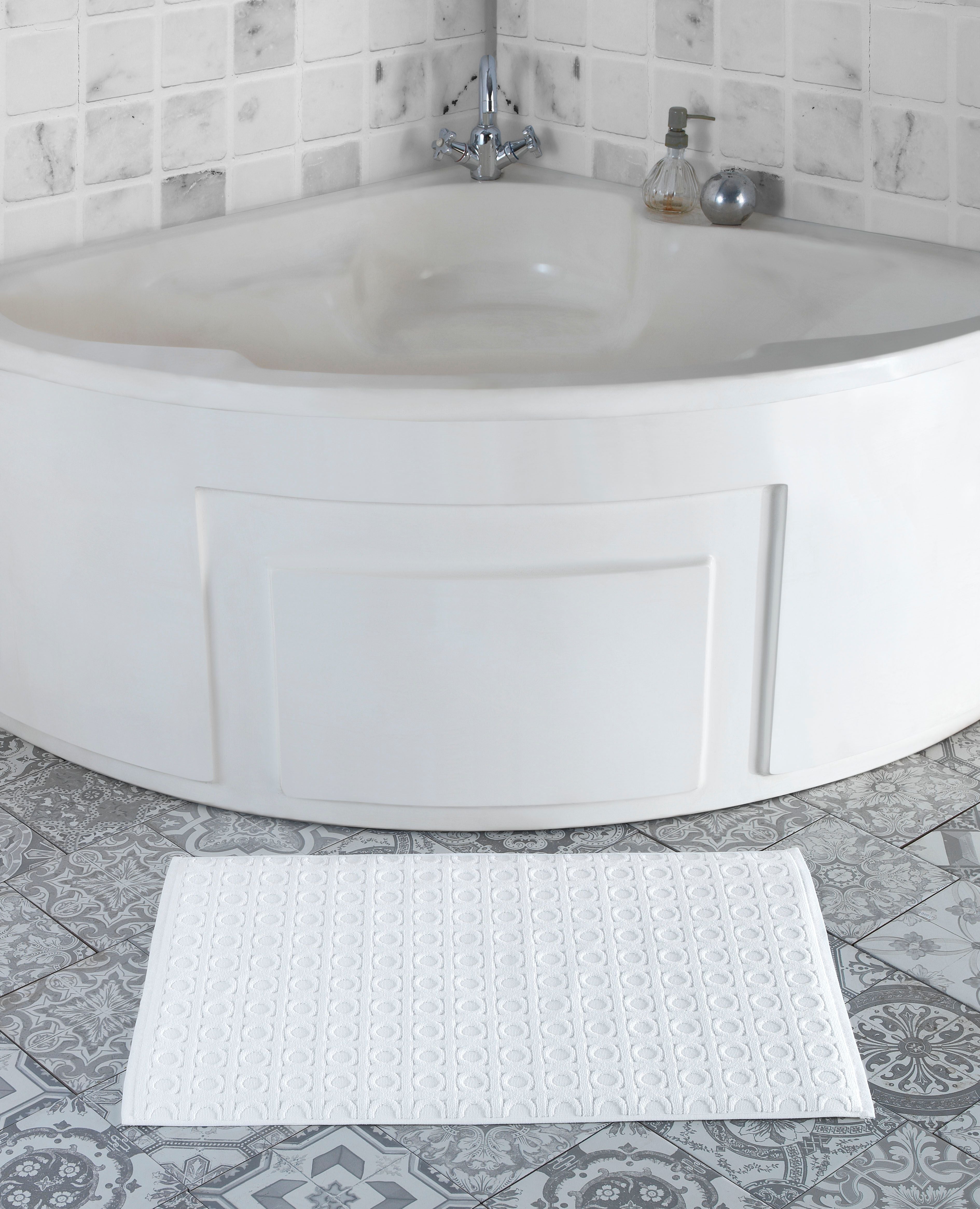  Brooks Brothers Circle in Square Bath Mat - White - Bonton