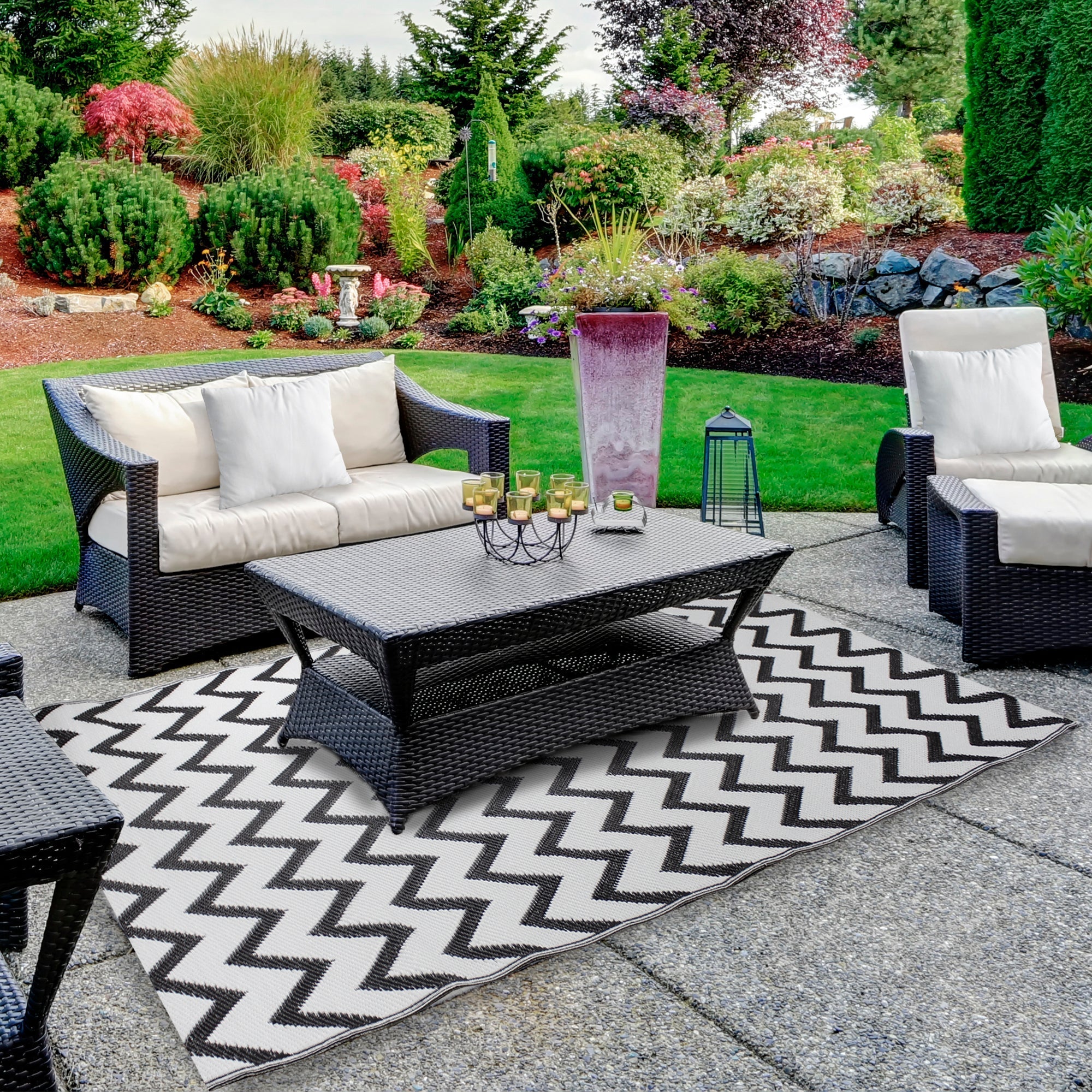  Chevron Rectangular Outdoor Black & White Rug, 4' x 6' - Black - Bonton