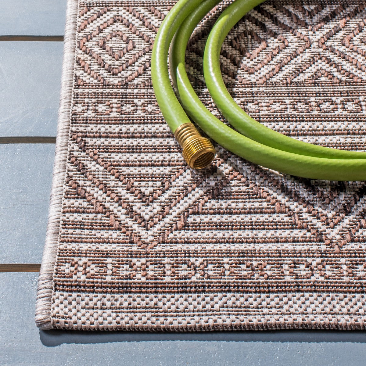  Safavieh Courtyard 8196 Indoor / Outdoor Rug - Beige / Green - Bonton